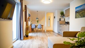 Eine moderne Wohnung mit Essbereich, Küche und Wohnbereich.