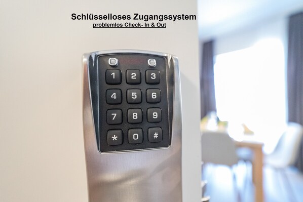 Un clavier doté d’une finition métallique et d’une disposition de touches numériques.
