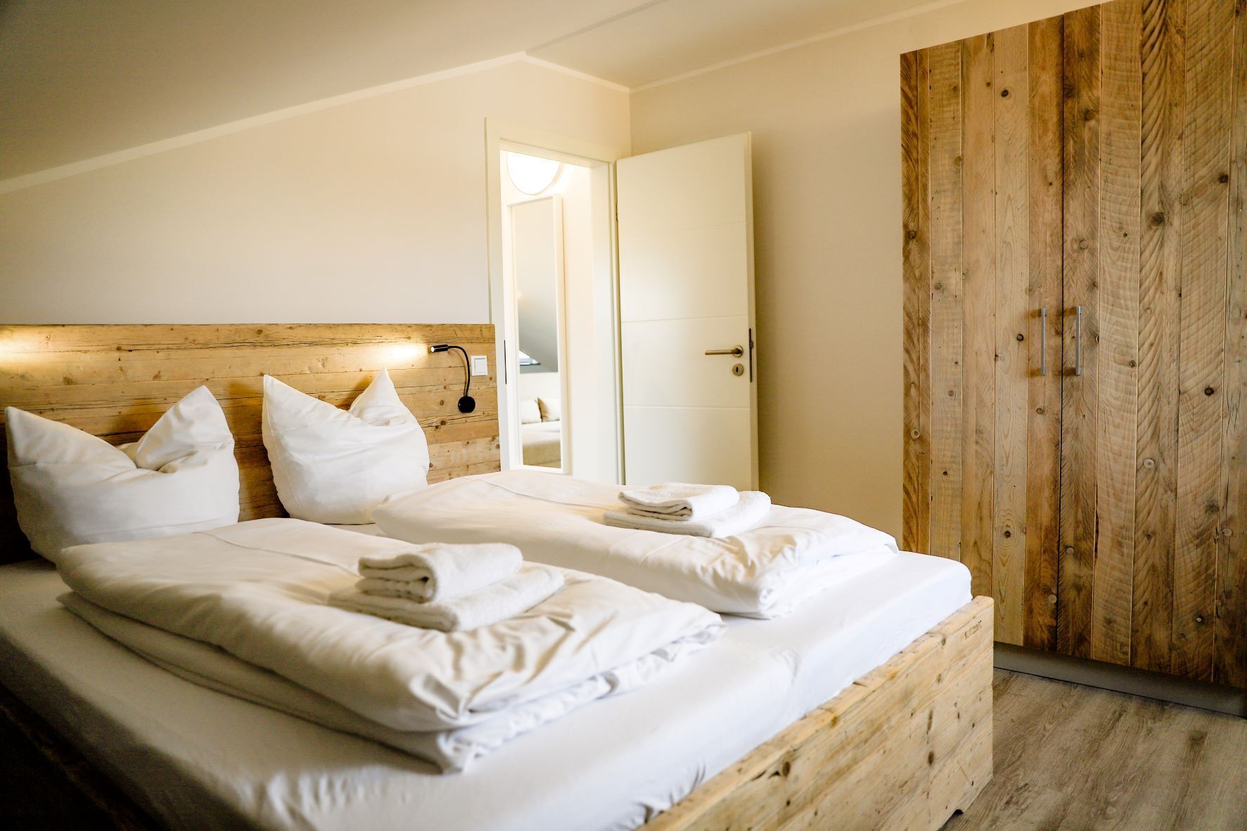 2 bedrooms, travel crib, free WiFi, bed sheets