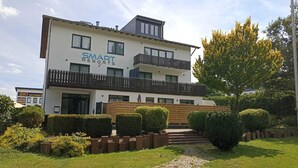 Un bâtiment à deux étages sur lequel on peut lire l’inscription « SMART RESORTS ».