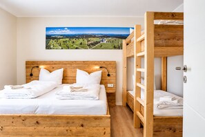 A room with a bunk bed, a single bed, and a painting of a landscape on the wall. - Smart Resorts - Maison Azur - Vacation Apartment 804, max. (Winterberg)
