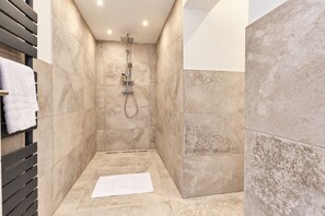 A modern bathroom with a walk-in shower, tiled walls, and a towel rack. - Smart Resorts - Maison Azur - Vacation Apartment 804, max. (Winterberg)