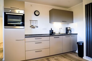 Fridge, oven, stovetop, dishwasher