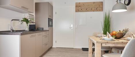 Een koelkast, een microgolfoven, een kookplaat, een vaatwasser