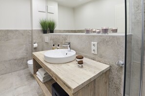 Dusche, Haartrockner, Handtücher