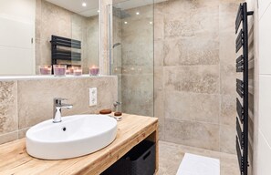 A modern bathroom with a large sink, mirror, and shower. - Smart Resorts - Haus Azur - Ferienwohnung 808, Max. 4 Personen (Winterberg)