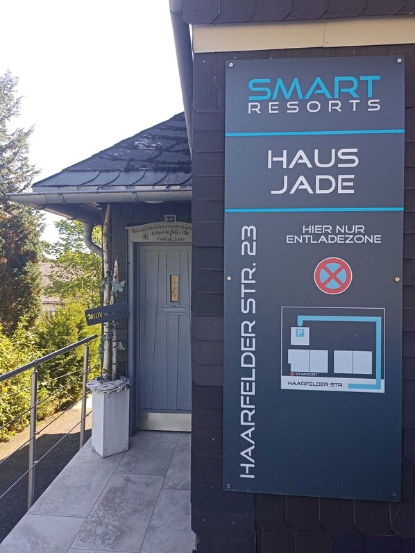 A sign for Smart Resorts, indicating the location of Haus Jade on Haarfelder Str. 23.