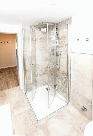 Dusche, kostenlose Toilettenartikel, Haartrockner, Handtücher