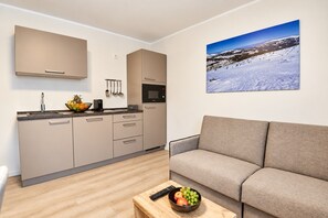 A modern kitchen with a microwave, oven, and a fruit bowl on the counter. - Smart Resorts - Maison Azur - Vacation Apartment 810, max. 4 people (Winterberg)