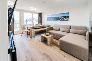 Een televisie en een tafeltennistafel