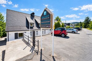 A hotel sign with 'SMART RESORT WINTERBERG' and 'HAUS DIAMANT' indicating a private parking area. - Smart Resorts - Haus Diamant - Ferienwohnung 706 mit Balkon, Max. 6 Personen (Winterberg)