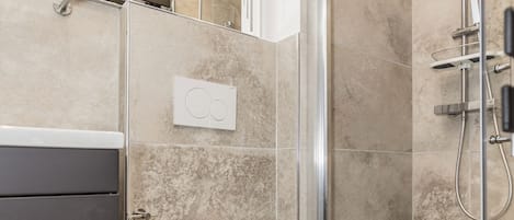 Douche, sèche-cheveux, serviettes fournies, savon