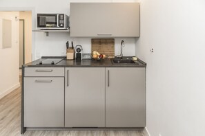 Kühlschrank, Mikrowelle, Herdplatte, Geschirrspüler