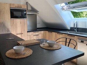 Réfrigérateur, micro-ondes, four, lave-vaisselle