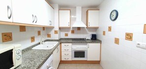 Frigorífico, microondas, horno y tostadora