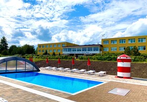 Seasonal outdoor pool, pool umbrellas, pool loungers - Panorama Ferien Hotel Harz (Harzgerode)