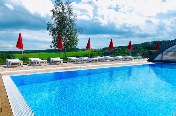 Seasonal outdoor pool, pool umbrellas, sun loungers - Panorama Ferien Hotel Harz (Harzgerode)