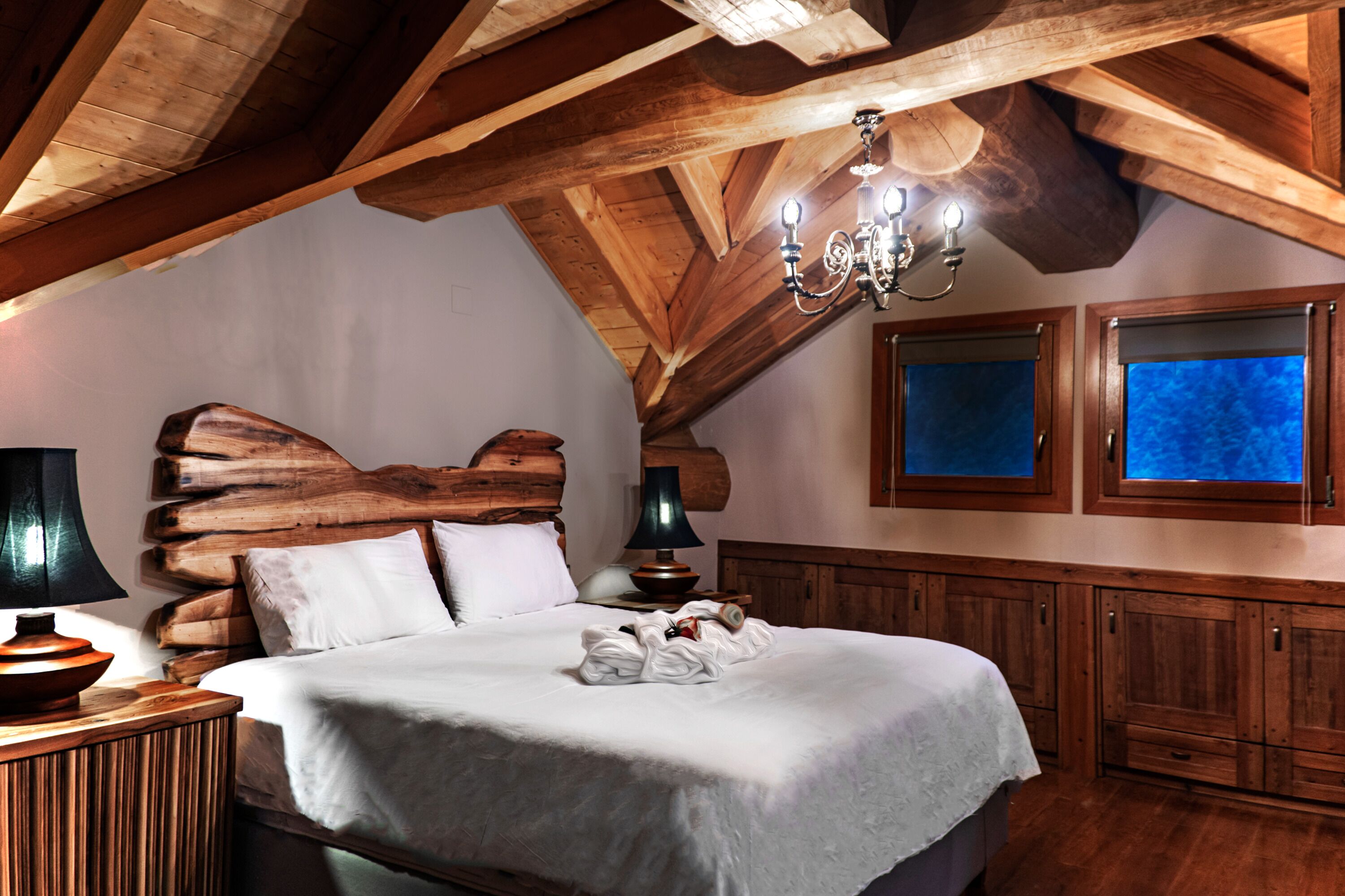 5 makuuhuonetta, tallelokero huoneessa, työpöytä, silitysrauta/-lauta