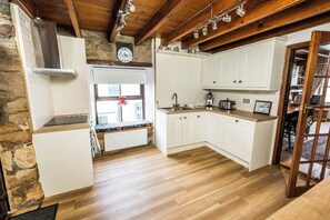 Fridge, microwave, oven, stovetop - LetAway - Captain Cook's Cottage, Staithes (Saltburn-by-the-Sea)