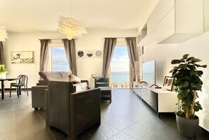 Living area - APT con Balcone Vista Mare a 5m Dalla Spiaggia! x2 (Salerno)