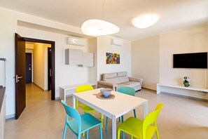 Dining - 45 sqm apartment just a few minutes from the Taormina's centre - in a quiet and residential area. Located on the second floor of a building with a lift (not suitable for disabled people), it comes with a private terrace overlooking the sea!Our guests wil (Taormina)