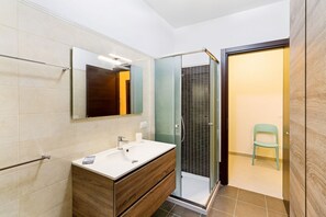 Ducha, secador de pelo y bidé