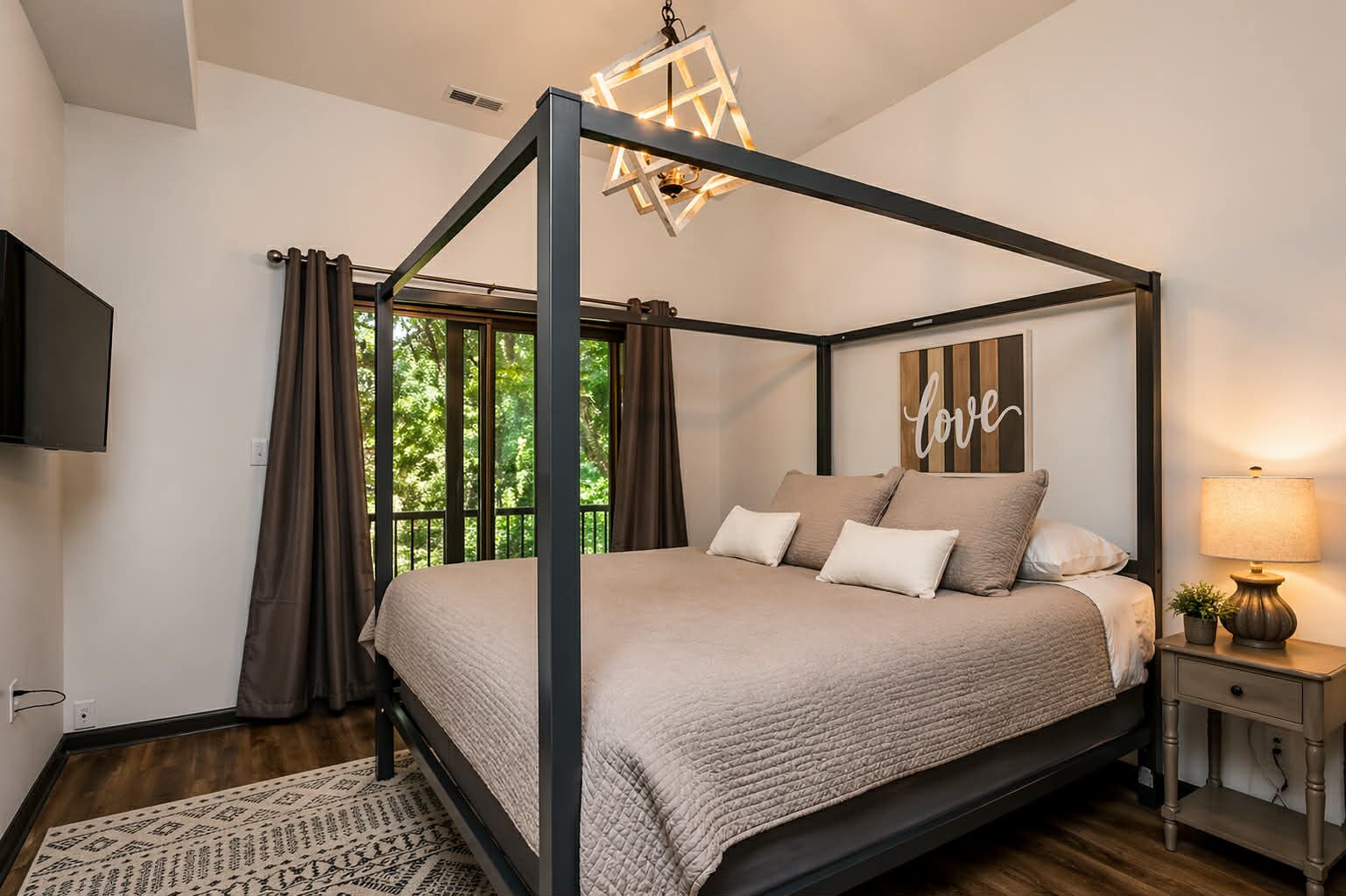 7 bedrooms, travel crib, WiFi, bed sheets