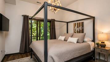 7 bedrooms, travel crib, WiFi, bed sheets