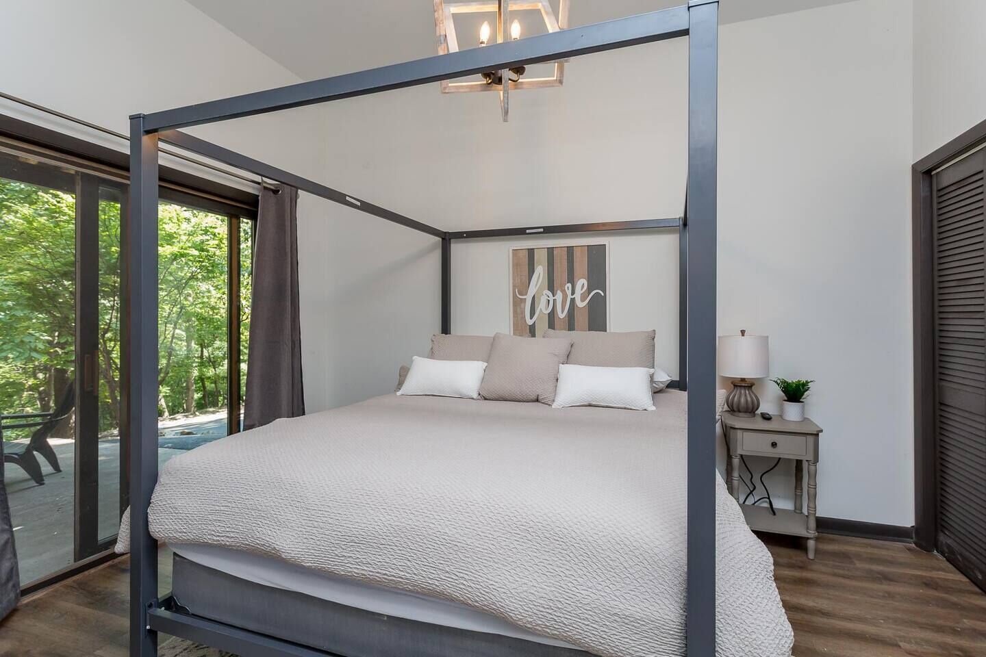 7 bedrooms, WiFi, bed sheets