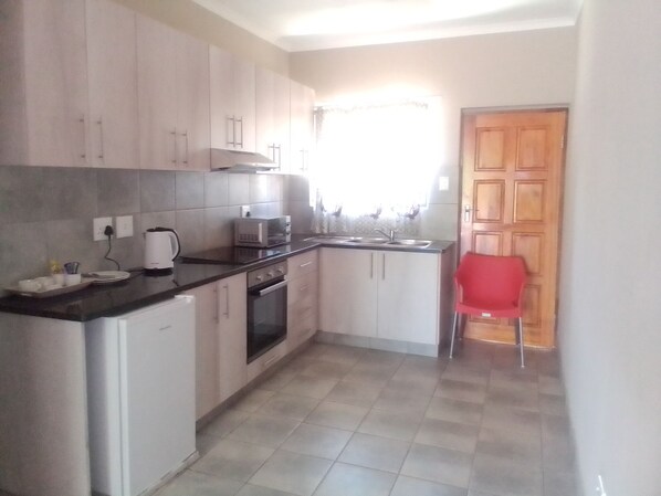 Four Ă micro-ondes, vaisselle et ustensiles