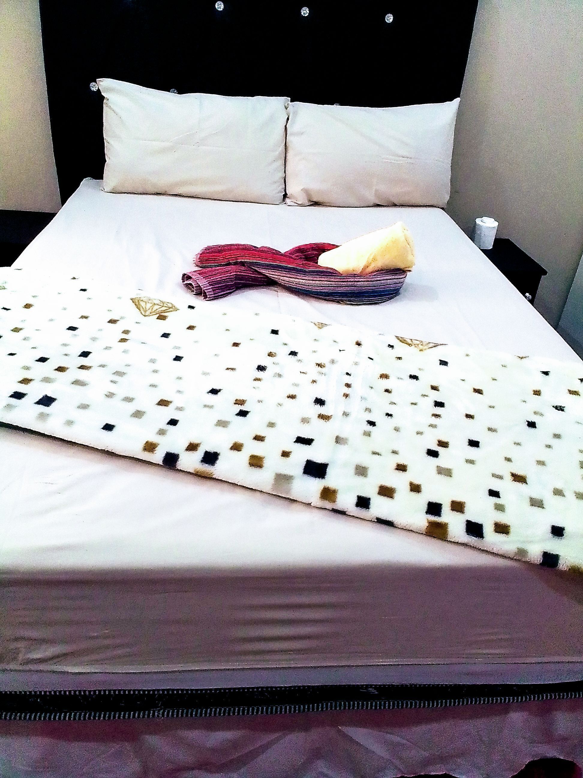 9 chambres, fer et planche à repasser, Wi-Fi, draps fournis