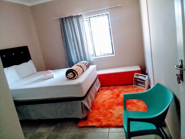 9 chambres, fer et planche à repasser, Wi-Fi, draps fournis