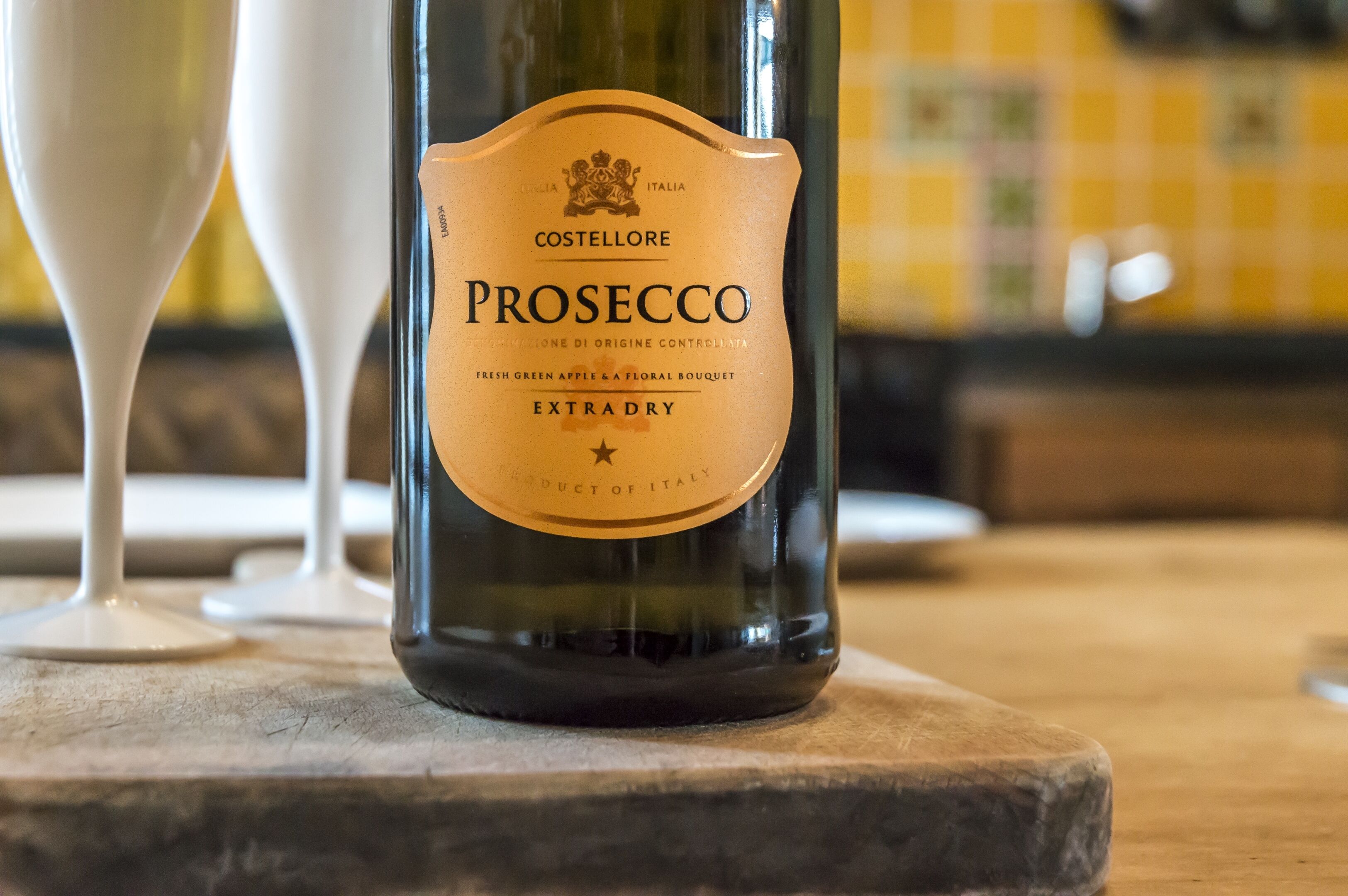 Una botella de vino Prosecco con etiqueta que indica que es producto de Italia.