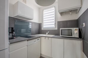 Réfrigérateur, micro-ondes, lave-vaisselle, cafetière/bouilloire