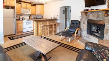 Télévision, cheminée, lecteur de DVD