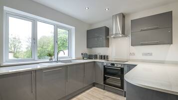 House (3 Bedrooms) | Dapur peribadi | Peti sejuk, ketuhar gelombang mikro, ketuhar, dapur