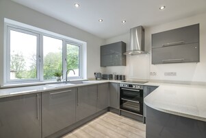 独立别墅 (3 Bedrooms) | 私人厨房 | 冰箱、微波炉、烤箱、炉灶