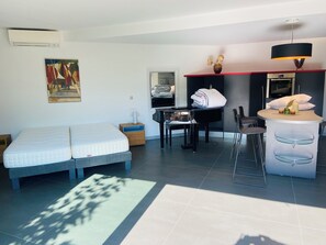 5 habitaciones, tabla de planchar con plancha y wifi gratis 