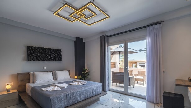 Un dormitorio moderno con cama, mesita de noche y vistas al exterior.