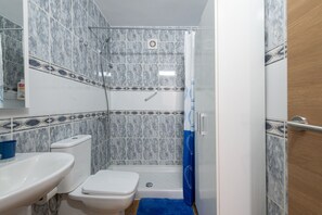 Douche, sĂšche-cheveux, serviettes fournies