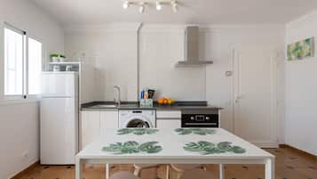 Jääkaappi, uuni, kahvin-/teenkeitin, vedenkeitin