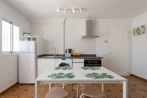 Fridge, oven, coffee/tea maker, electric kettle