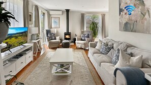 Smart TV, fireplace, streaming services - The Nook - centrally located (Bowral)