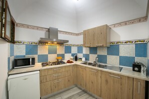 Réfrigérateur, micro-ondes, plaque de cuisson, lave-vaisselle