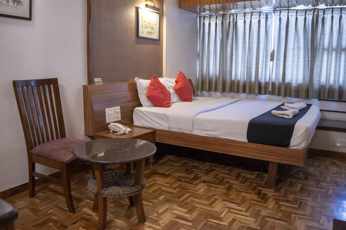 Deluxe Non AC Room | Ropa de cama hipoalergénica, escritorio, wifi gratis y ropa de cama