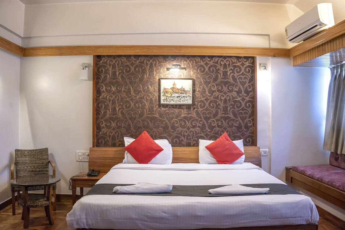 Deluxe AC Room | Ropa de cama hipoalergénica, escritorio, wifi gratis y ropa de cama
