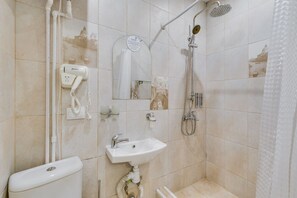 Een douche, een haardroger, handdoeken, zeep