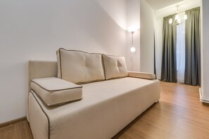 Superior vierpersoonskamer | Woonruimte | Flatscreentelevisie