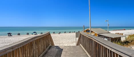 Una spiaggia nelle vicinanze