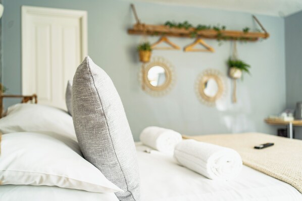 Grand-huone | Ylelliset vuodevaatteet, pimennysverhot, silitysrauta/-lauta